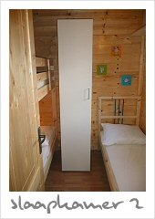 Kinderslaapkamer met drie slaapplaatsen en een grote diepe kast in huisje