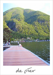 De drijvende pier in het Luganomeer aan camping international sport porlezza