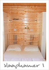 Chalet in Porlezza | Slaapkamer met tweepersoonsbed, incl 2 grote diepe kasten